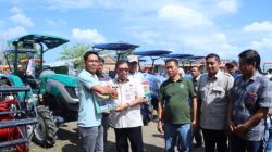 100 Hari Kerja Bupati dan Wabup, Kadis Pertanian Dampingi Bupati Takalar Serahkan Bantuan Alsintan