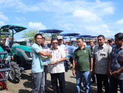 100 Hari Kerja Bupati dan Wabup, Kadis Pertanian Dampingi Bupati Takalar Serahkan Bantuan Alsintan