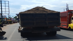 Aturan Tak Berlaku, Dump Truk Jadi Raja Jalanan di Gowa
