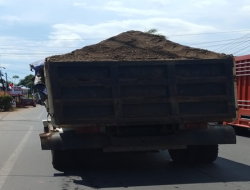 Aturan Tak Berlaku, Dump Truk Jadi Raja Jalanan di Gowa