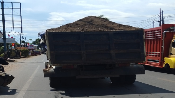 Aturan Tak Berlaku, Dump Truk Jadi Raja Jalanan di Gowa