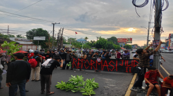 Demo KERAMAT di Makassar: Sampah Dihamburkan, Gubernur Sulsel Dikecam