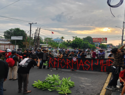 Demo KERAMAT di Makassar: Sampah Dihamburkan, Gubernur Sulsel Dikecam