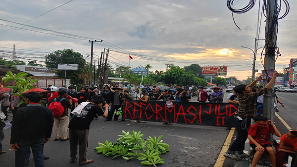 Demo KERAMAT di Makassar: Sampah Dihamburkan, Gubernur Sulsel Dikecam