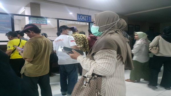 Pelayanan Amburadul! Warga Ngamuk di Samsat Makassar 1, Staf Dituding Arogan