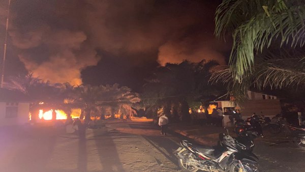 Malam Ricuh di PT Barapala, Alat Berat dan Mess Dibakar Massa