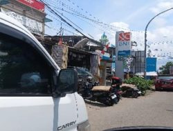 Parkir Liar di Depan Toko Sinar Makmur Bikin Macet, Pemerintah Cuma Nonton