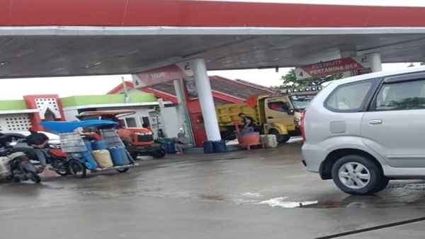SPBU Dikepung Jeriken, Dugaan Penjarahan Solar Subsidi Mencuat