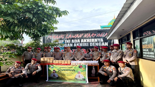 Ramadan Penuh Berkah, Polisi dan Bhayangkari Takalar Kompak Berbagi
