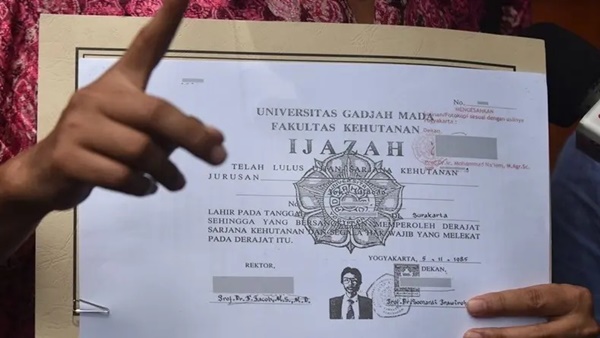 Babak Baru Polemik, Salinan Ijazah Jokowi Disajikan Tanpa Penyensoran