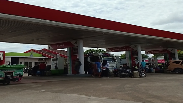 Warga Antre Panjang, Solar Subsidi Diduga Mengalir Tak Tepat Sasaran