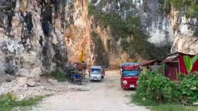 Arogansi Kepala Lembang Memuncak 'Ancam' Wartawan dengan Linggis!