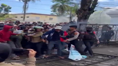 Ricuh di Takalar! Massa Ngamuk, Pagar Kantor Bupati Dirobohkan