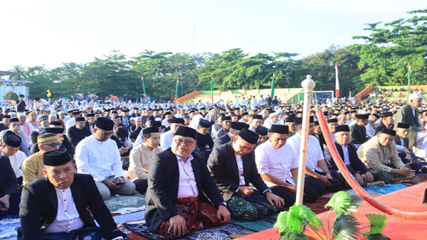 Bupati dan Wakil Bupati Takalar Salat Idul Adha Bersama Ribuan Warga di Lapangan HM Daeng Sibali