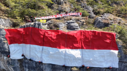 Bukan Sekadar Bendera, Merah Putih Raksasa MAPALA 45 Jadi Simbol Keberanian di Tebing Tana Toraja
