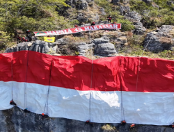 Bukan Sekadar Bendera, Merah Putih Raksasa MAPALA 45 Jadi Simbol Keberanian di Tebing Tana Toraja
