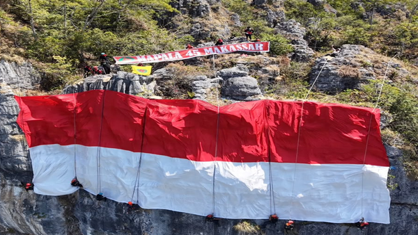 Bukan Sekadar Bendera, Merah Putih Raksasa MAPALA 45 Jadi Simbol Keberanian di Tebing Tana Toraja