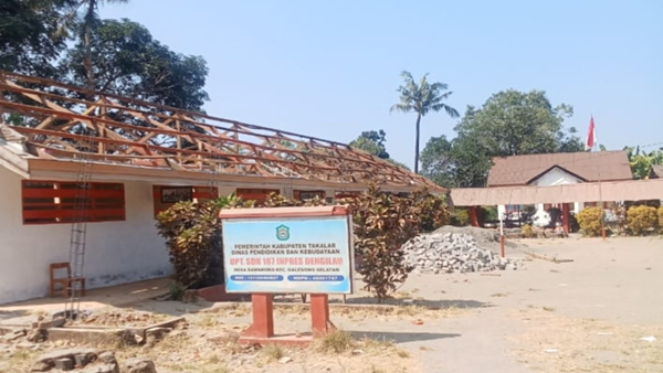 Ada Pekerja dari Gowa, Warga Takalar Pertanyakan Mekanisme Revitalisasi SDN 187 Dengilau