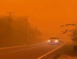 Bak Film Kiamat, Langit Palangka Raya Berubah Oranye Pekat akibat Kabut Asap