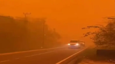 Bak Film Kiamat, Langit Palangka Raya Berubah Oranye Pekat akibat Kabut Asap